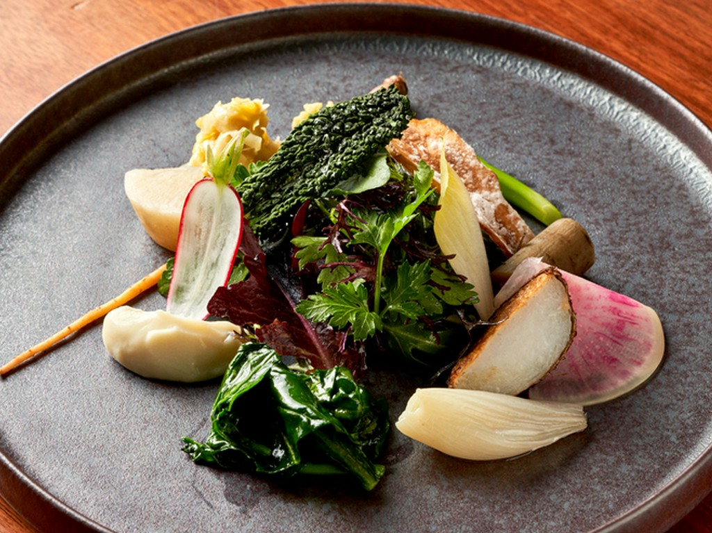 原始的であり、最先端の調理法で注目されている薪焼。薪火の持ち味を随所に散りばめたコースです。