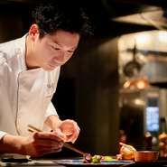 薪で焼くというのはとてもシンプルだけれど、奥が深い調理法です。その炎を扱う料理人によって表現はいく通りにもなります。みなさんに新しい薪焼きの世界を楽しんでいただけたらうれしいですね。