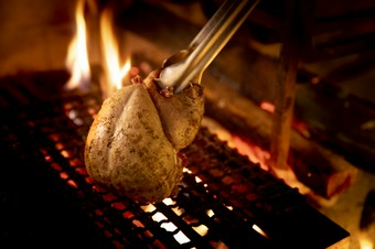 ときに調理の火力となり調味料にもなる薪の焼き場