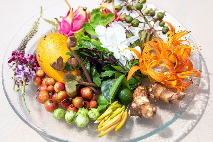 シェフみずから、島中をさがして集める果物やハーブ