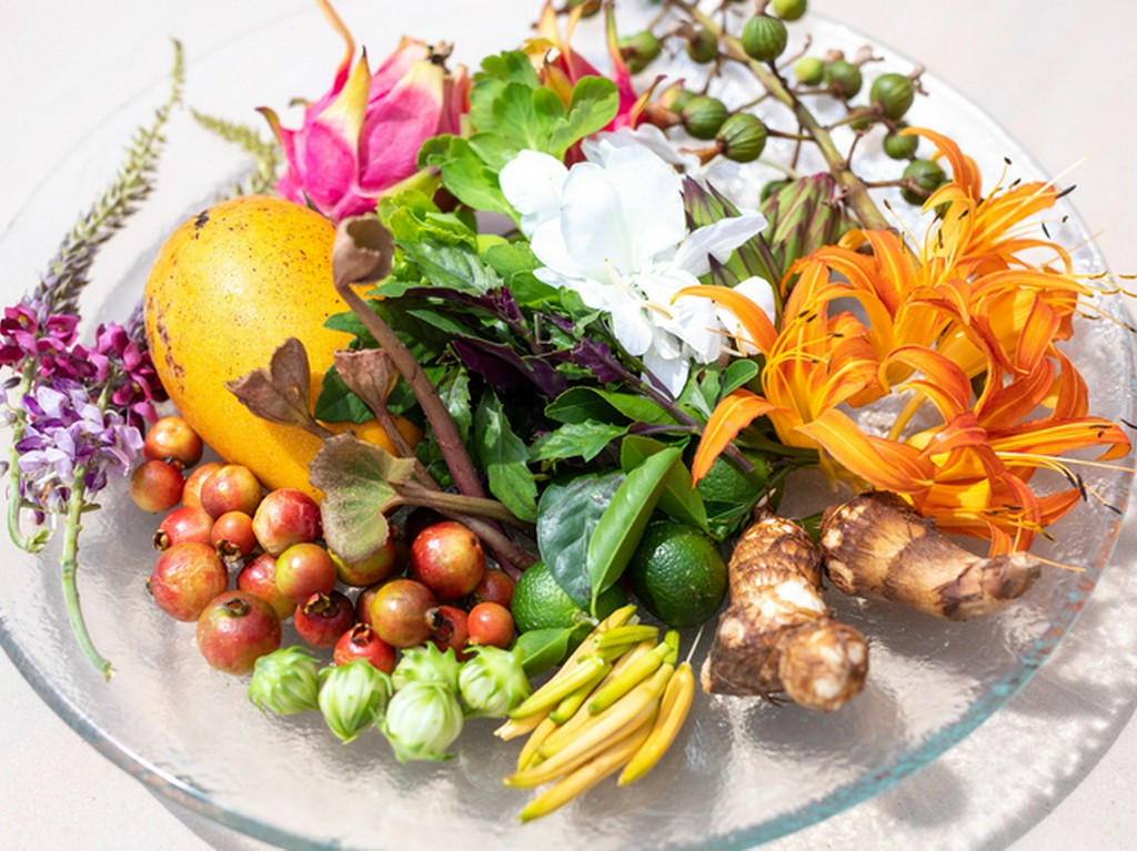 シェフみずから、島中をさがして集める果物やハーブ				