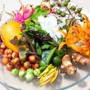 使う食材は9割がた屋久島のもの。なかでも、シェフが自分で採る果物やハーブは、野生的な味わいと鮮烈な力強い香りが特徴。料理の幅と奥行きを広げるのに欠かせない食材です。				
