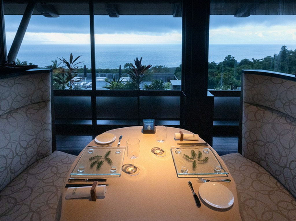 海を眺めながら食事ができる最高にロマンチックなテーブル席				