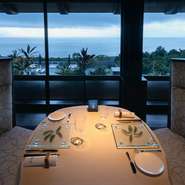 カップルにオススメは、海を眺められる特等席に設えられた、ハイバックシートのテーブル席。薄暮の時間から暮れゆく海の表情は、特別な食事の時間を演出してくれます。			
