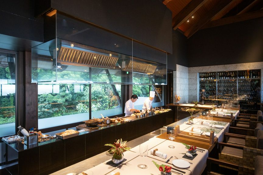 キッチンのライブ感を味わえるカウンター席