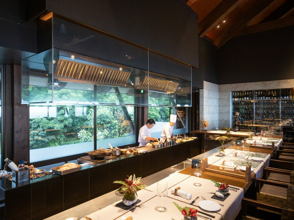 キッチンのライブ感を味わえるカウンター席				