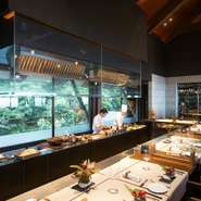 人気は目の前で料理が作られていく様子を見ることができるカウンター席。シェフが目の前にいるので、料理についてもいろいろと話を聞くことができます。屋久島ならではのレア食材が目の前に登場することも。				
