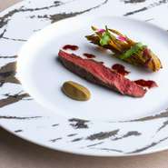 ローストした屋久シカに、殻ごと焼いてピュレにしたトコブシのソースを添えて。ドラゴンフルーツの花の蕾とズッキーニのフリットがつけあわせ。海を感じるトコブシのソースと野性味を感じる鹿肉がよく合います。	
