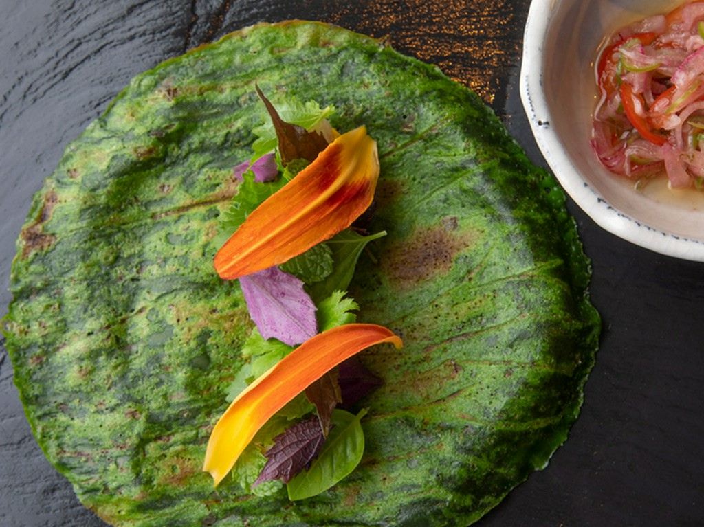 鮮やかなグリーンと花をまとった『飛魚 庭のサラダ　麦味噌　ポンカン』