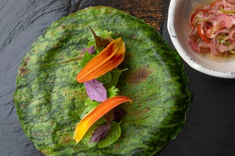 鮮やかなグリーンと花をまとった『飛魚 庭のサラダ　麦味噌　ポンカン』