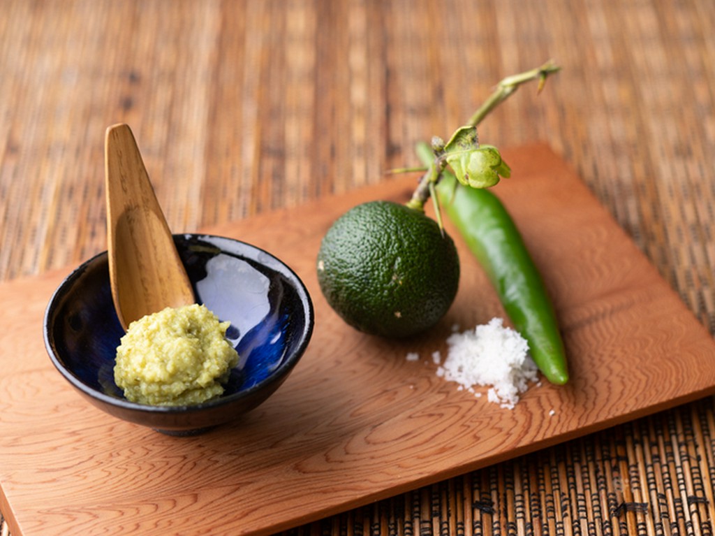 お土産にも人気、手作り柚子胡椒				