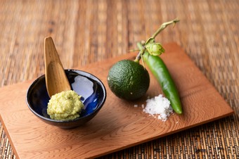 お土産にも人気、手作り柚子胡椒				