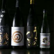 日本酒は店主が飲んでおいしいと思えるもの、料理の邪魔をしないものをセレクト。お客様の反応を見ながら、銘柄はいろいろと入れ替えています。


