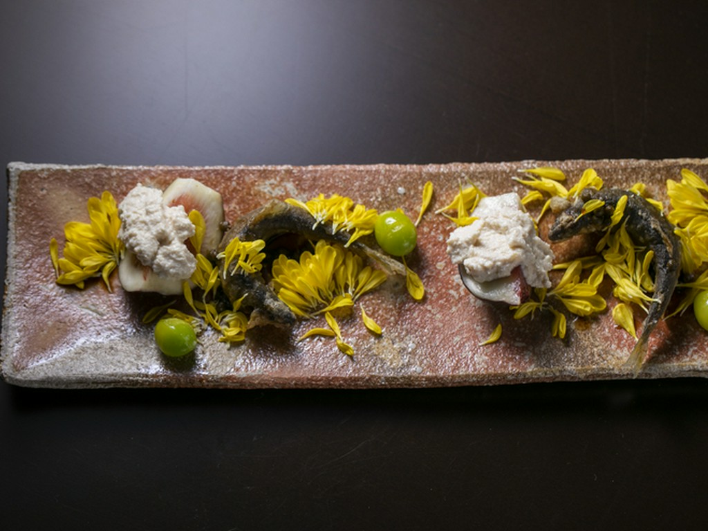 子持ち鮎の淡白な味わいを、実山椒が引き締める『子持ち鮎の唐揚げ 実山椒のタレ』