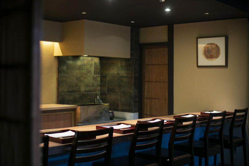 明治時代築の町家を、料理屋としてくつろげる空間に改装