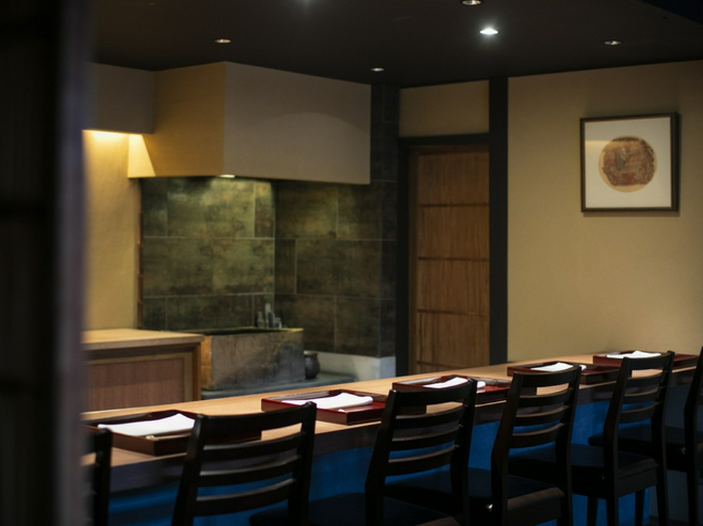 明治時代築の町家を、料理屋としてくつろげる空間に改装