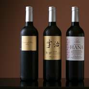 ワインのようなボトルに入るのは、個性豊かなお茶。ひらまつオリジナルの華やかな香りのジャスミンをはじめ、上質な旨みのある宇治、すっきりとしたクイーンオブブルーの3種を取り揃えています。