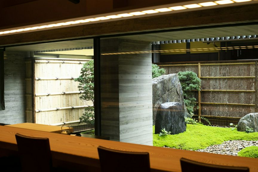 窓外に広がる美しい庭が、料理のおいしさを引き立てる