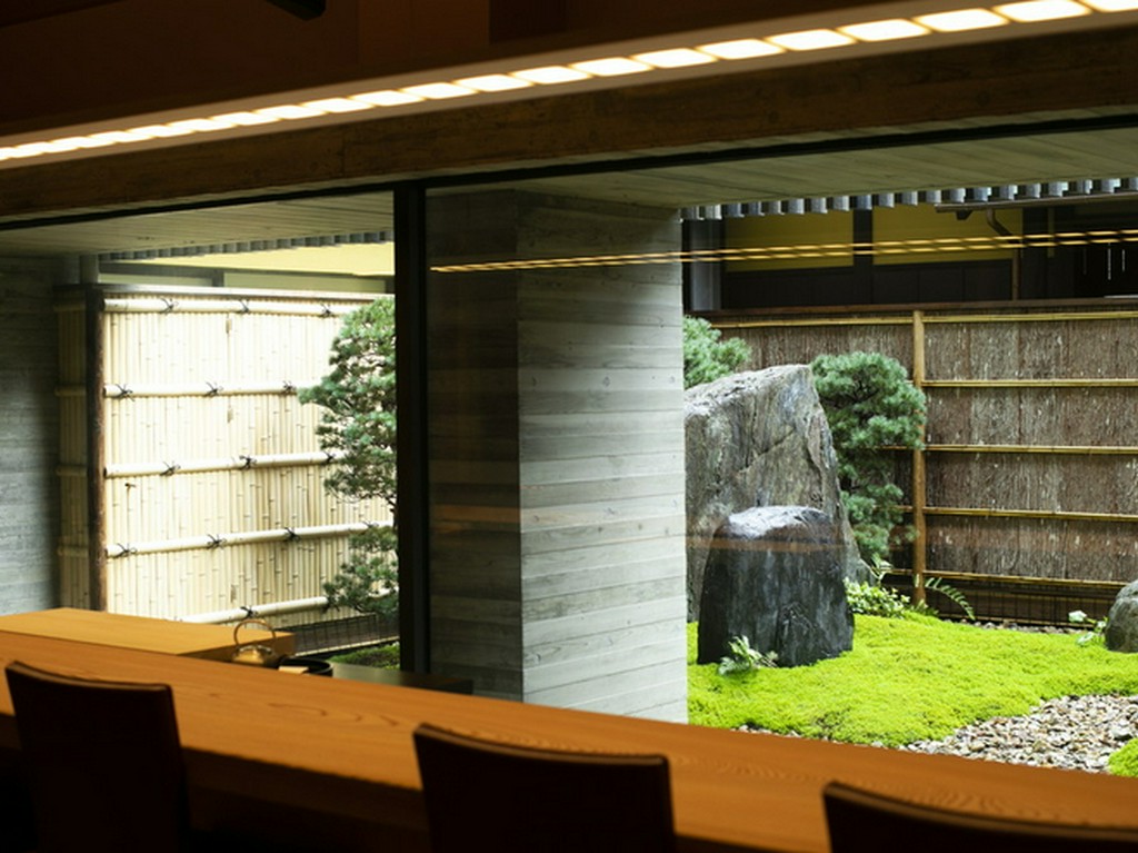 窓外に広がる美しい庭が、料理のおいしさを引き立てる