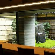 カウンターの後ろは一面のガラス張り。窓外には手入れの行き届いた松の庭を望みます。開放感、風情、京都らしさを併せ持つ、ラグジュアリーホテルならではの設えです。