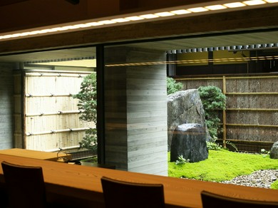 窓外に広がる美しい庭が、料理のおいしさを引き立てる