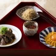 締めに登場する釜炊きのご飯に合わせ、炊いた牛肉、いくら、ちりめん山椒などのご飯のお供も登場。味わい深い逸品をアテにお酒を楽しむのもおすすめです。