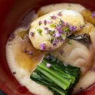 季節の移ろいを器の中に映し出すのが、日本料理の粋。カマス、鰆、鱧、フグといった主役の魚介類のほか、添えられる野菜にも季節感が込められています。