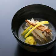 しんじょうにしたワタリガニとレンコンのみぞれを軸にした秋の椀。細切りの松茸、焼いたバチコ（ナマコの卵巣を干したもの）、柚子の上品な香りが、だしの旨みに奥深さを加えます。