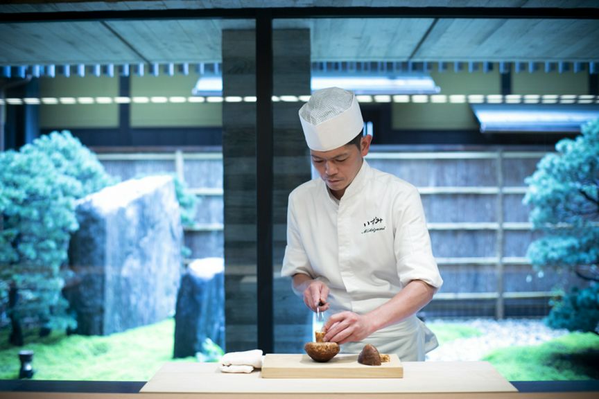 見えない厨房から届く香りも、楽しみのエッセンスに