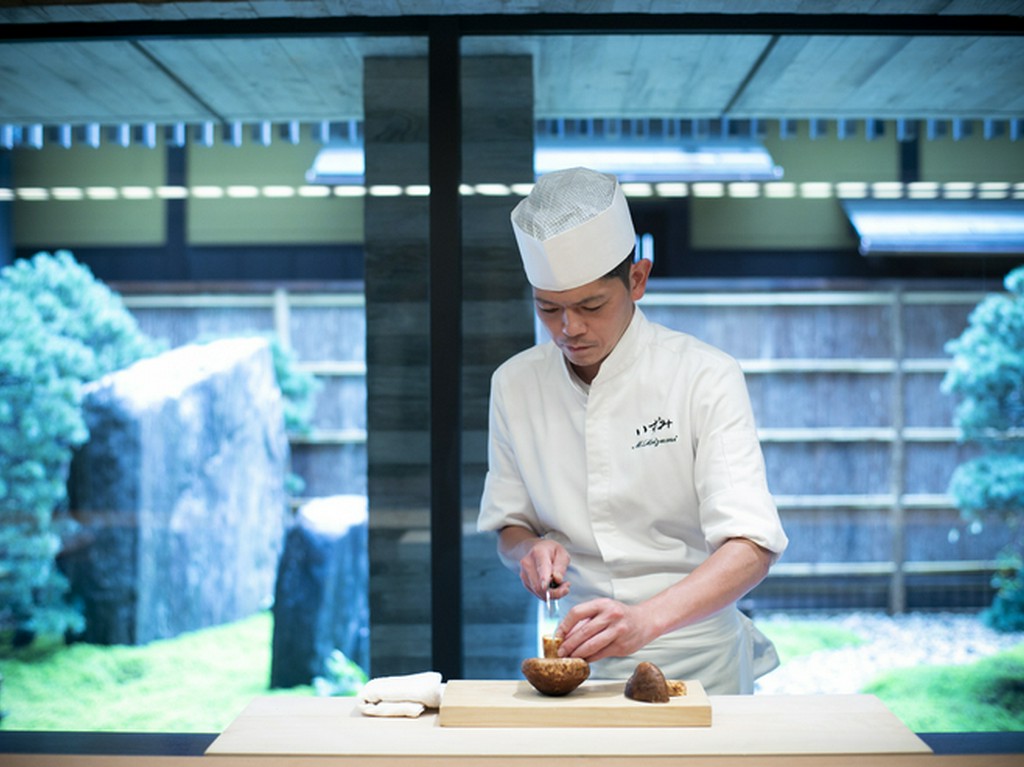 見えない厨房から届く香りも、楽しみのエッセンスに