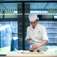 宿泊のお客様には朝食もお出しするため、料理は柔軟に変更します。また、気軽にくつろいでいただけるよう、カウンターでつくる料理は、あえて1〜2品。厨房から届く香りで想像を膨らませつつお楽しみください。