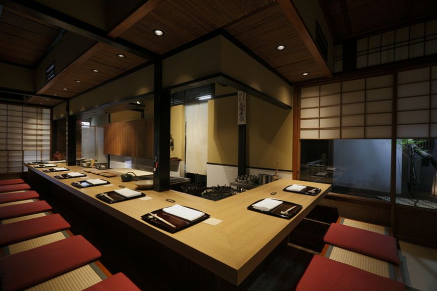 くつろぎを演出する掘りごたつタイプのカウンター