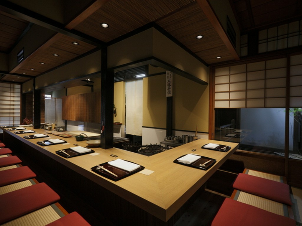 くつろぎを演出する掘りごたつタイプのカウンター