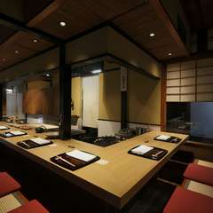 くつろぎを演出する掘りごたつタイプのカウンター