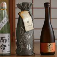 酒は基本的にゲストの要望に応える幅広いラインナップ。特に店主の好みである、酒自体のおいしさがあるものが充実しています。店主自身も酒好きのため、お客様の目線に立てるのが強みです。