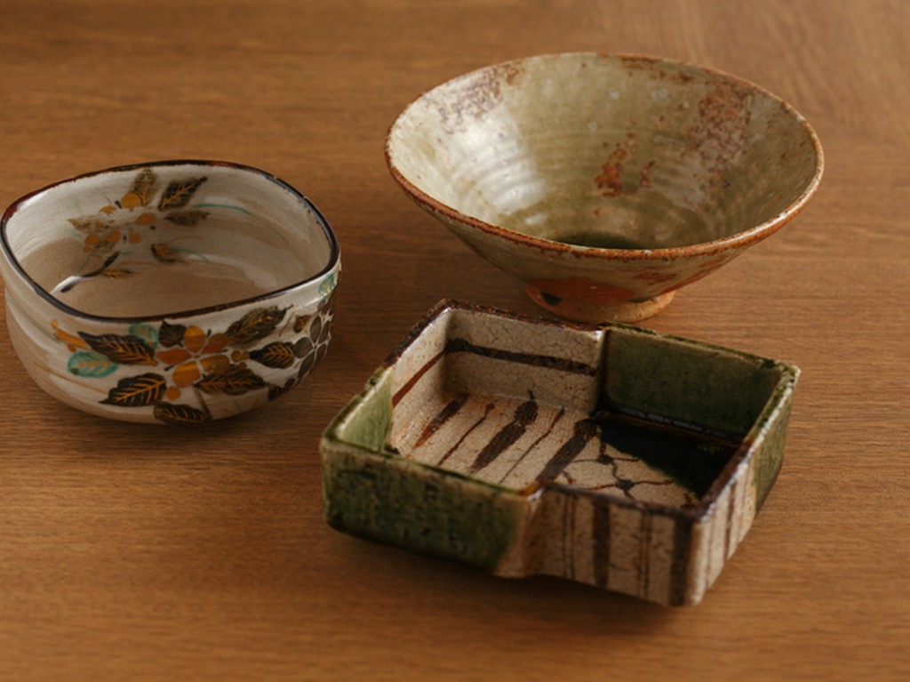 土の温かみある器が、料理をさらに引き立てる