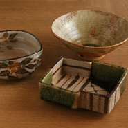 土の温かみが宿る焼き物の器。骨董、現代作家の区別なく、料理を引き立てる焼き物を揃えています。骨董の深み、現代の鮮度。その両者の上手なつかい分け方にも注目です。