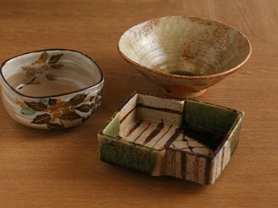 土の温かみある器が、料理をさらに引き立てる