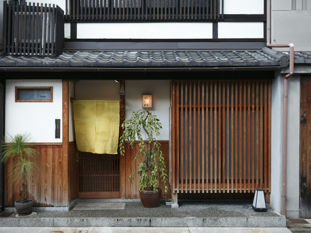 古都の風情と現代が交錯する御幸町の一軒家