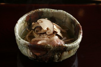 体を温める秋の炊き合わせの一例『松茸と合鴨の吉野煮と冬瓜』