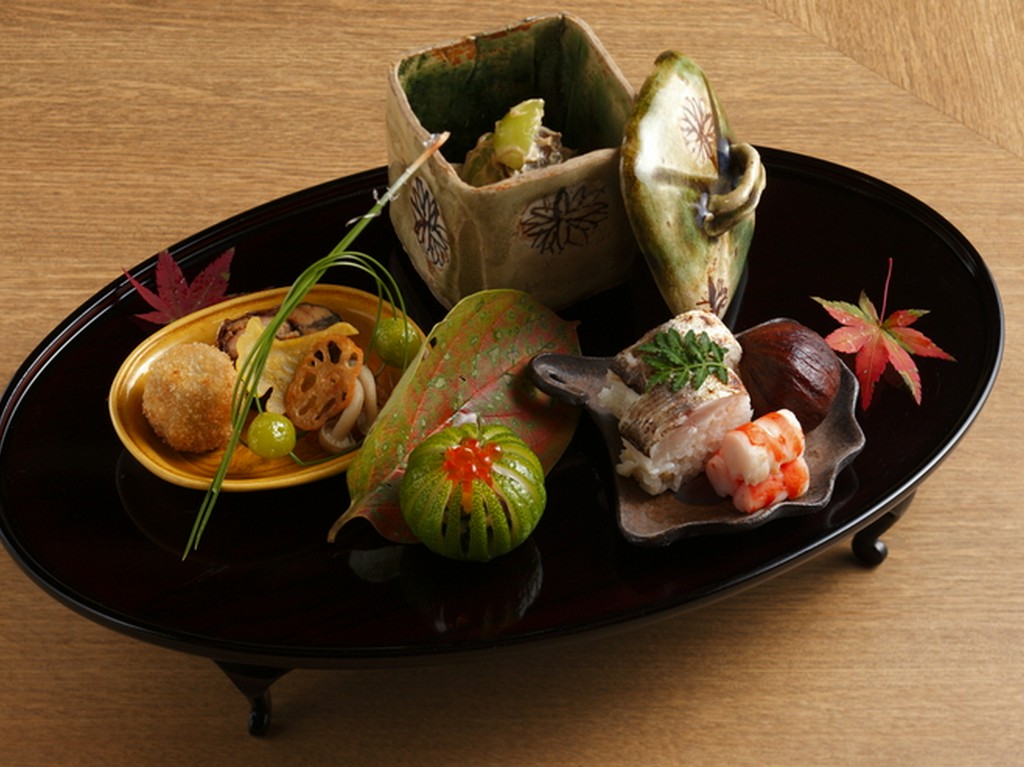 季節の移ろいを多彩な料理で伝える日本料理の花形『八寸』