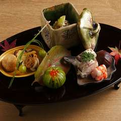 季節の移ろいを多彩な料理で伝える日本料理の花形『八寸』