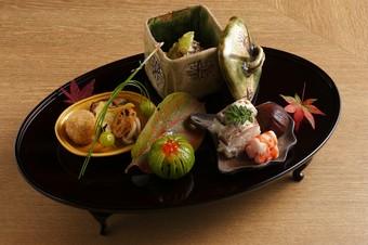 季節の移ろいを多彩な料理で伝える日本料理の花形『八寸』