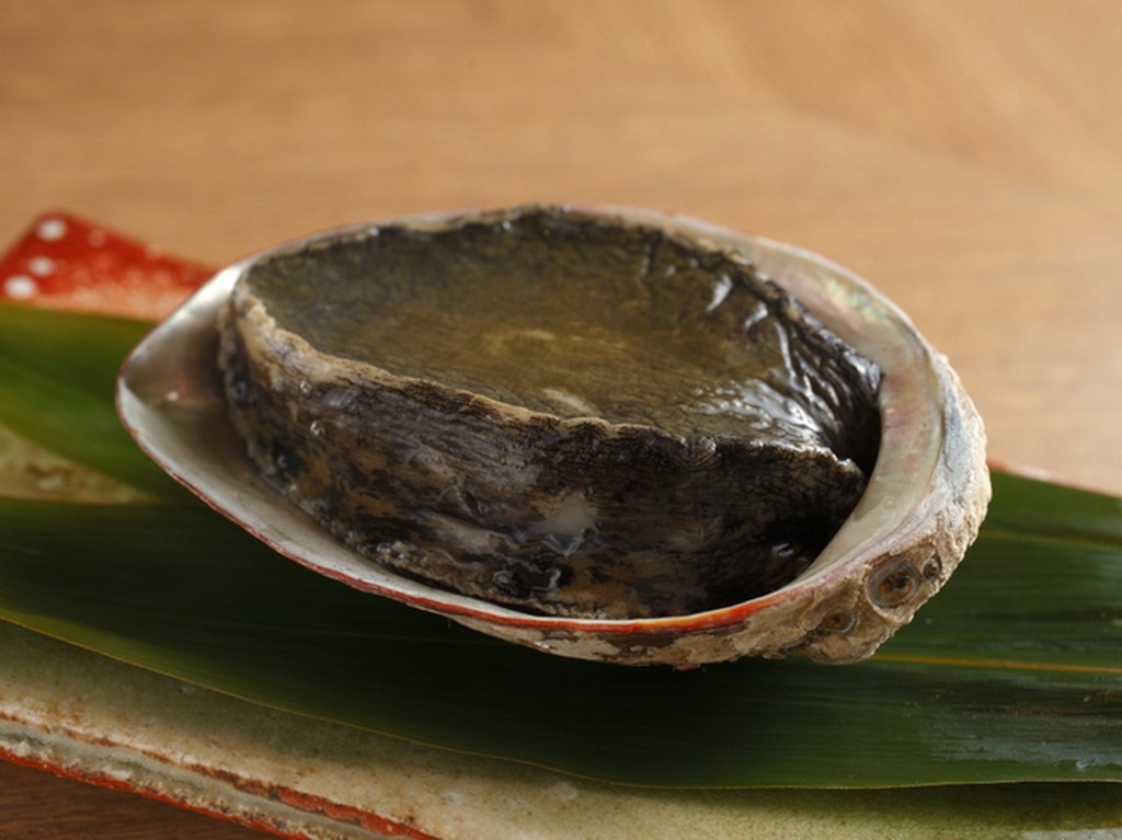 友人から届く鳥羽の「鮑」に、料理人の責務を思う