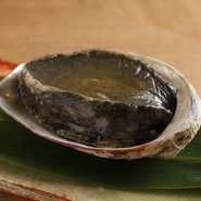 故郷である三重県にいる海女の友人から届けられた鳥羽の「鮑」。そのクオリティもさることながら、「あの人からもらったからには、おいしくしなければ」という思いが料理の原動力になっています。