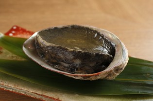 友人から届く鳥羽の「鮑」に、料理人の責務を思う