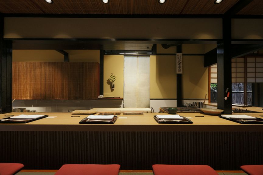 遮るものなく調理場を一望する特等席のカウンター