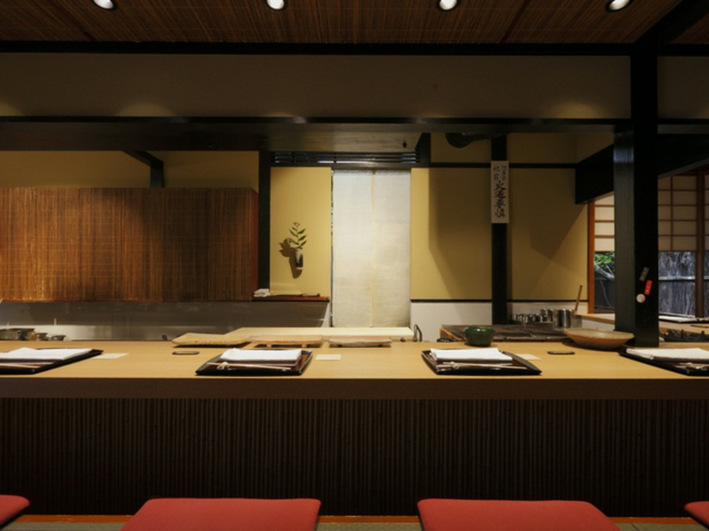 遮るものなく調理場を一望する特等席のカウンター