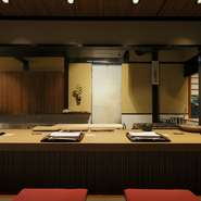 カウンターと調理場の間は段差もないつくり。これだけフラットである以上、ここを料理人の舞台として、あらゆる所作が美しく見えるよう心がけています。