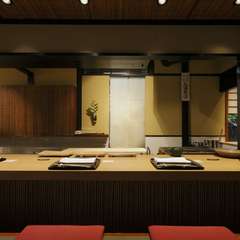 遮るものなく調理場を一望する特等席のカウンター